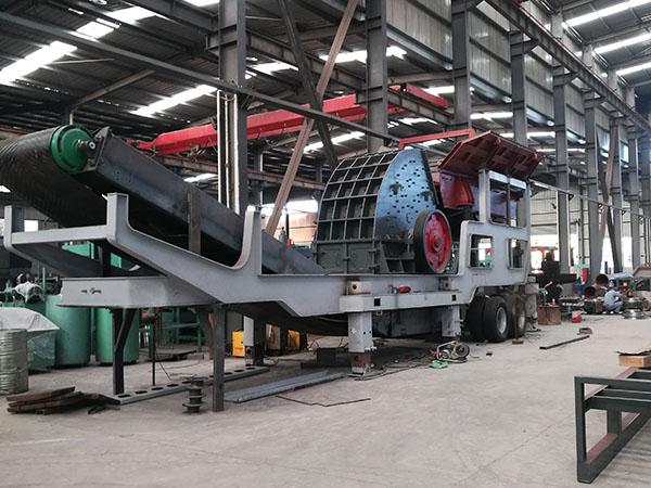 挖机移动破碎站运输
